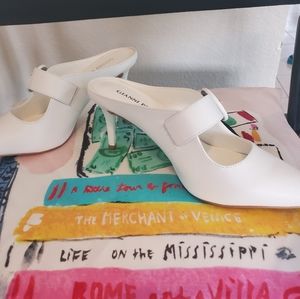 NWT Gianni Bini White Backless Slides